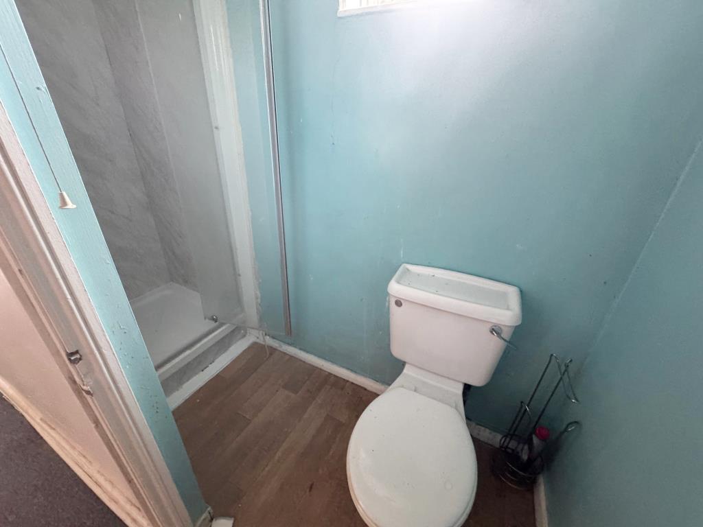 Lot: 124 - COMMERCIAL PREMISES AND FIRST FLOOR FLAT FOR IMPROVEMENT - Flat - Shower room